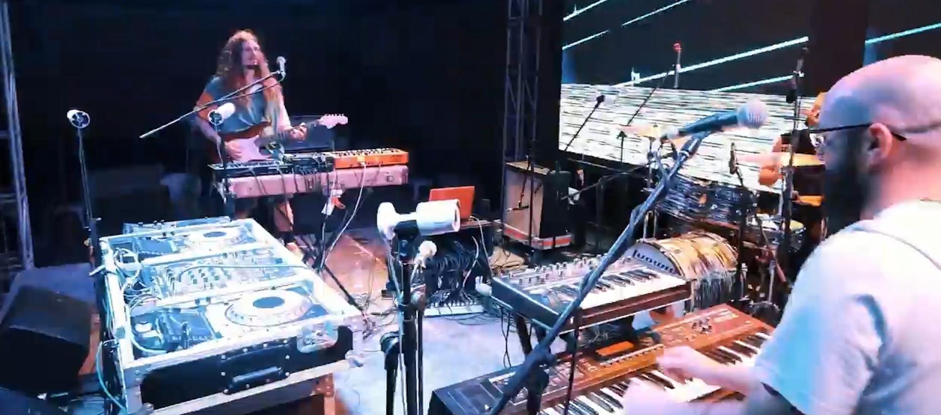 Banda ‘MNKYBSNSS’.