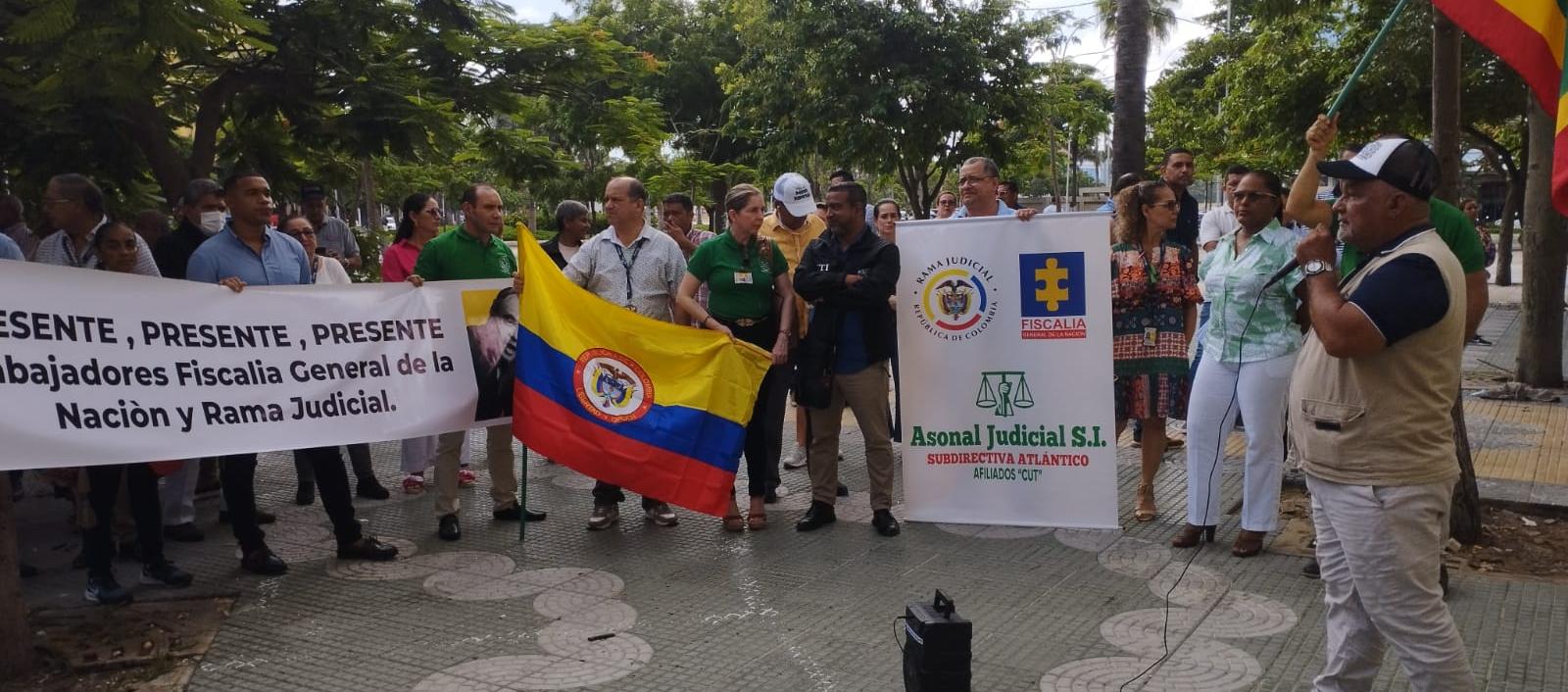 Fiscales de Soledad protestando. 