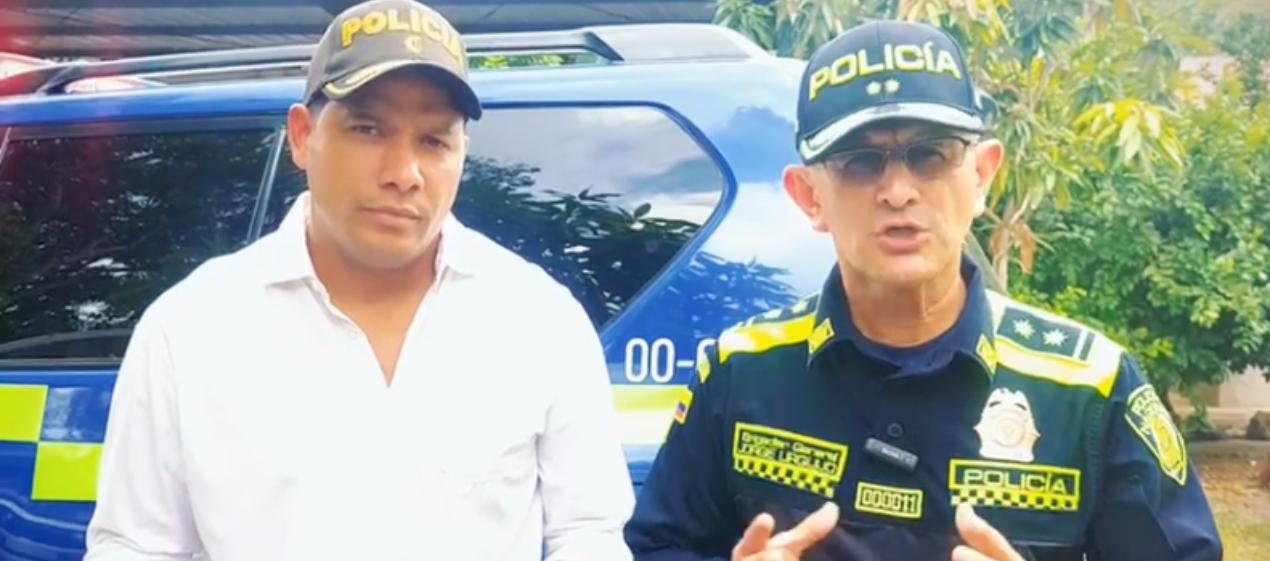 General Jorge Urquijo al lado del alcalde de Malambo. 