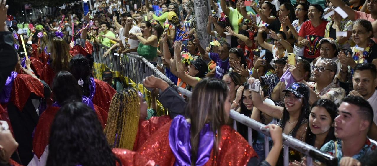 Grupo de borrachos empañan el desfile de la Guacherna.