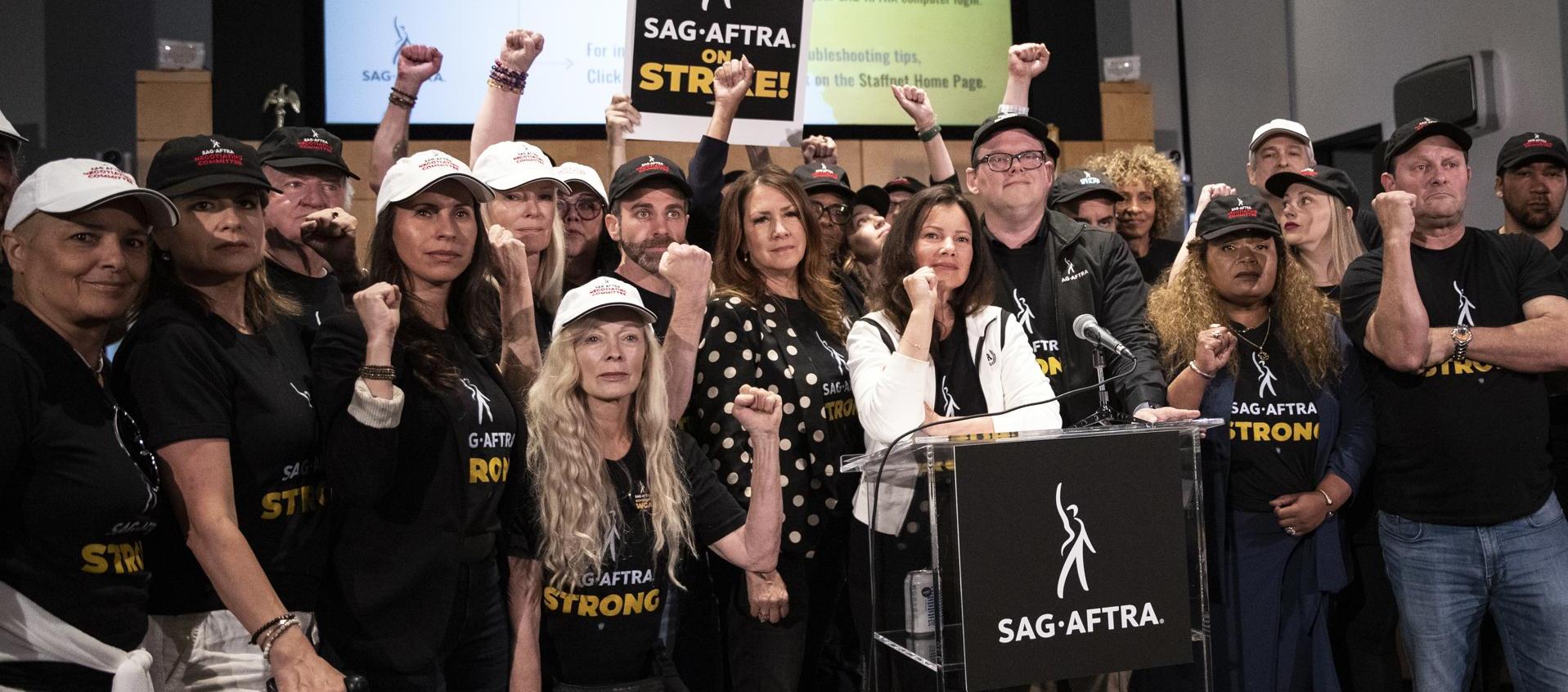 La presidenta de SAG-AFTRA (Screen Actors Guild - American Federation of Television and Radio Artists), Fran Drescher (c).