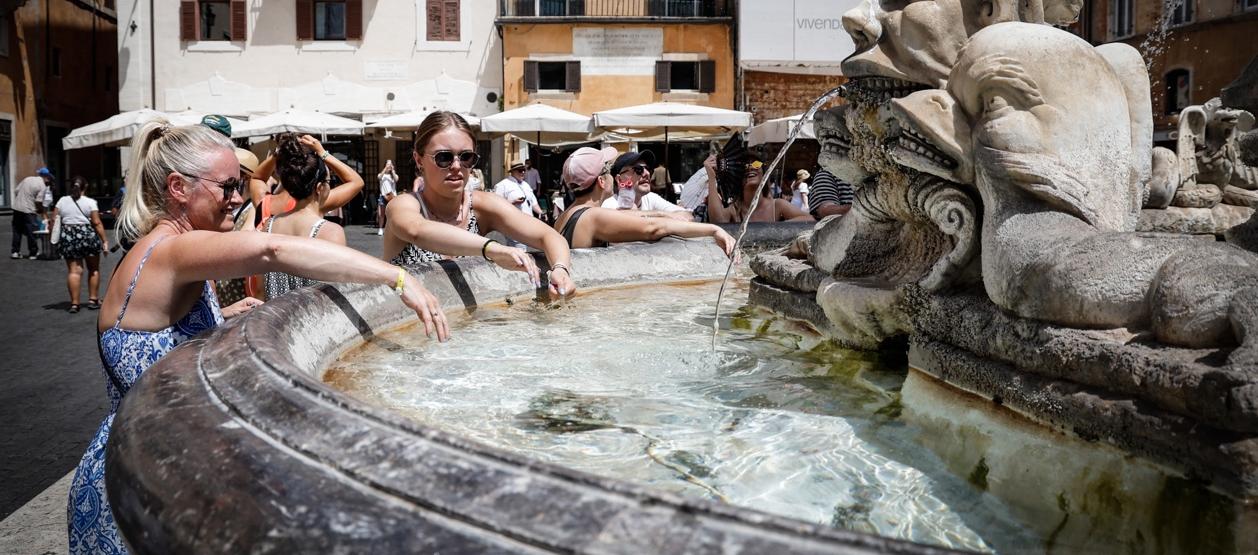 Italianos acuden a las fuentes de agua.