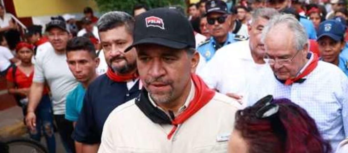 El Embajador León Fredy Muñoz durante la marcha.