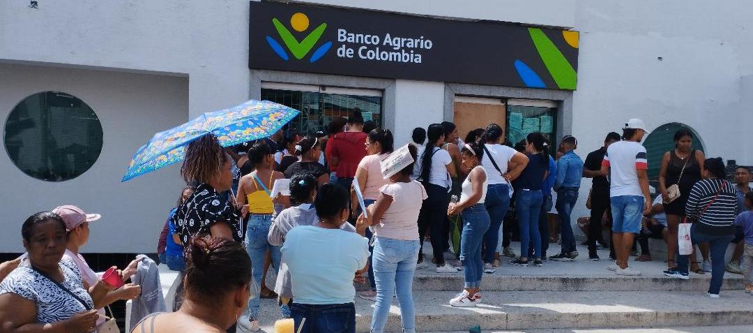 Largas filas en el Banco Agrario para el pago de subsidios.