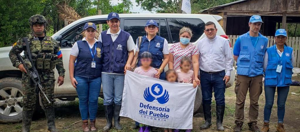 Las dos niñas entregadas junto a sus familiares. 