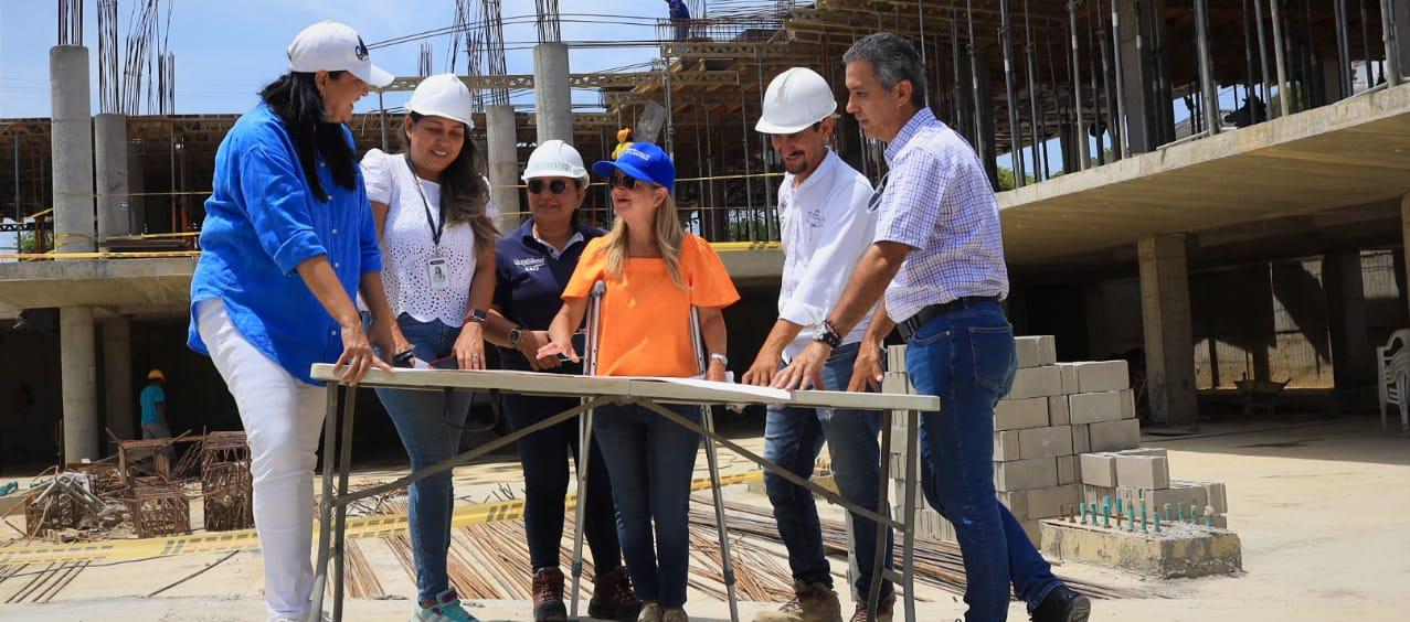 La Gobernadora Elsa Noguera durante su visita a las obras.