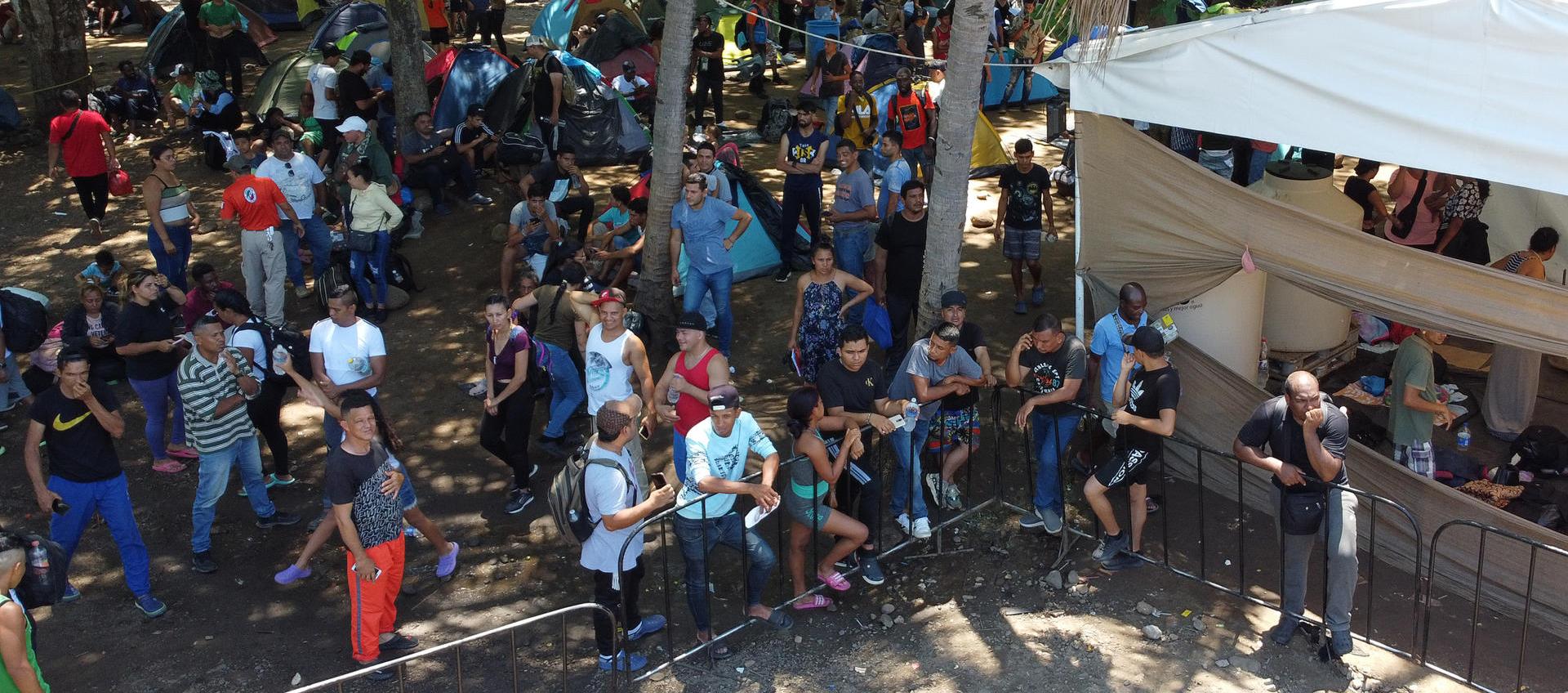 Migrantes colombianos varados en la frontera de México.