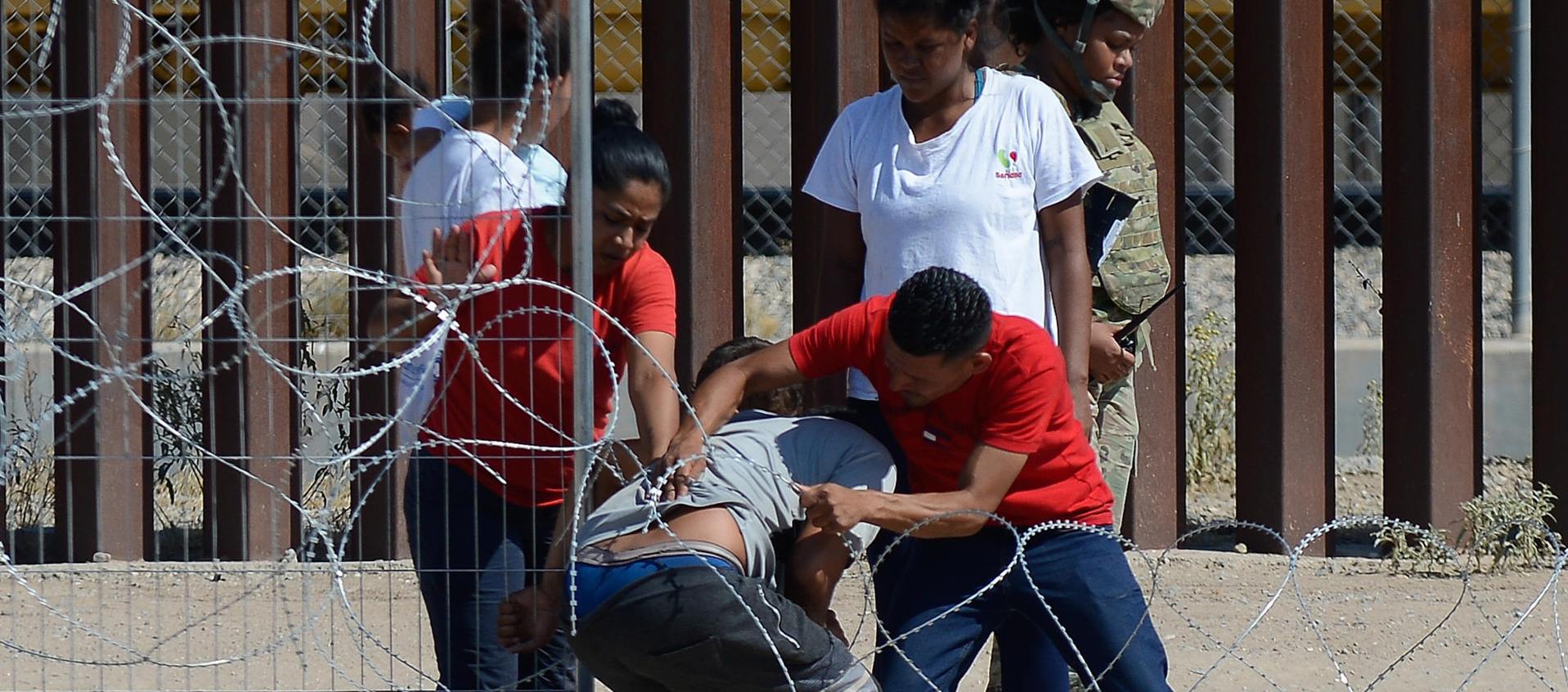 Momentos en que migrantes cruzan la frontera.