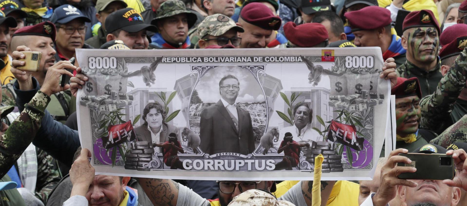 Militares retirados protestan en contra del Gobierno Petro en la plaza de Bolívar.