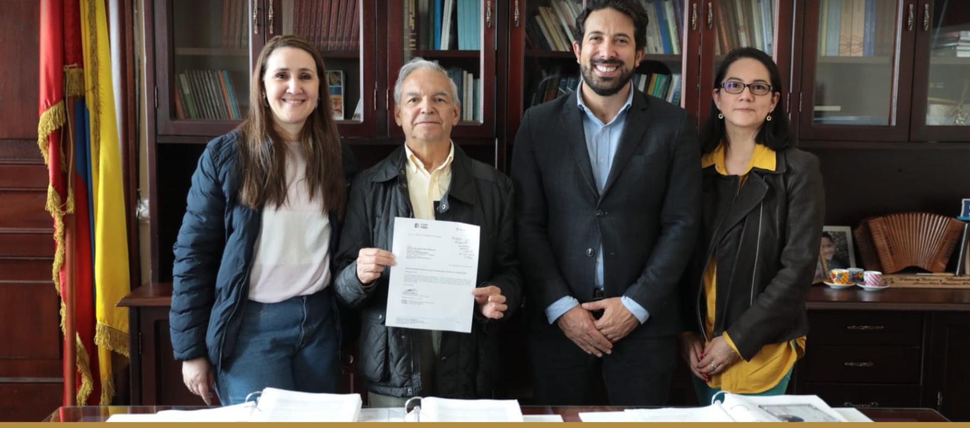 El ministro de Hacienda, Ricardo Bonilla González, con el presupuesto 2024 presentado este sábado al Congreso.