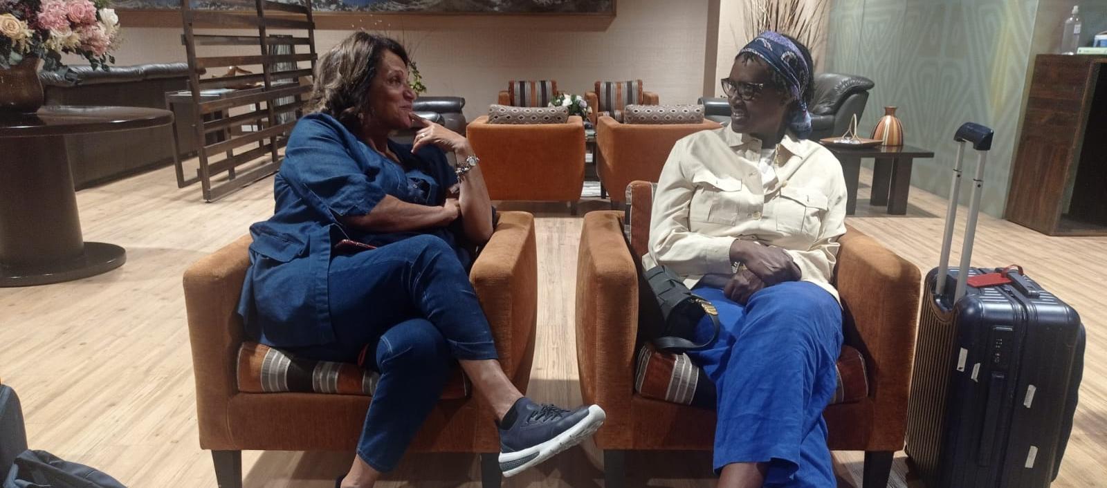 Mireille Fanon, presidenta de la Fundación Frantz Fanon y Winnie Byanyima, directora Ejecutiva de ONUSIDA.