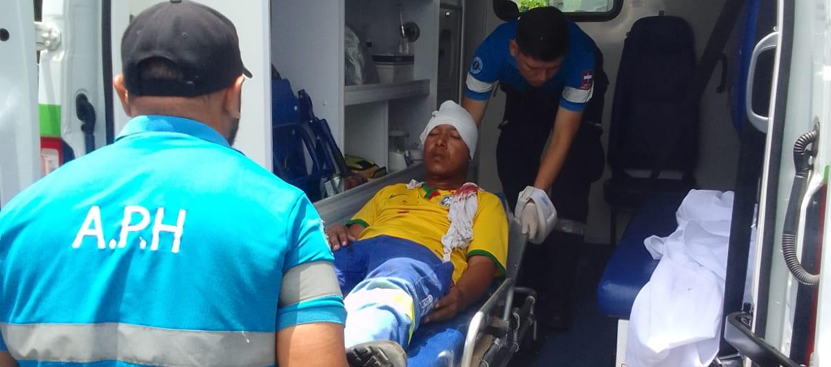 El operario agredido fue trasladado en una ambulancia a una clínica. 