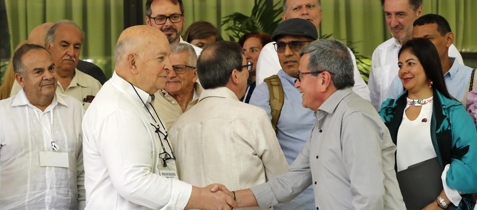 Otty Patiño, delegado del Gobierno colombiano, e Israel Ramírez, alias 'Pablo Beltrán', el negociador jefe del ELN.