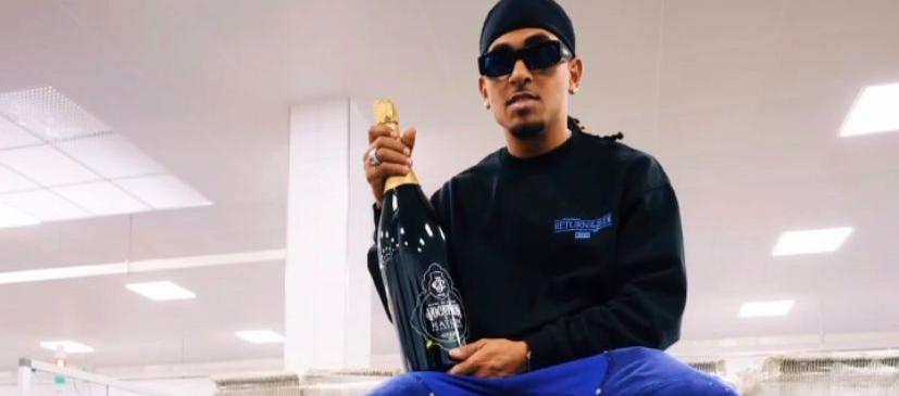 Ozuna con su nueva marca de bebidas, "Vocation". 