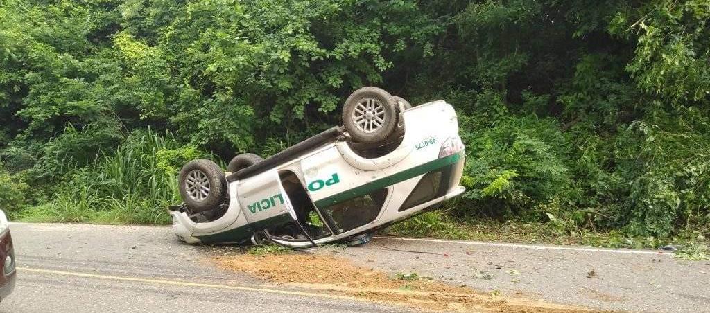 Patrulla de la Policía volcada