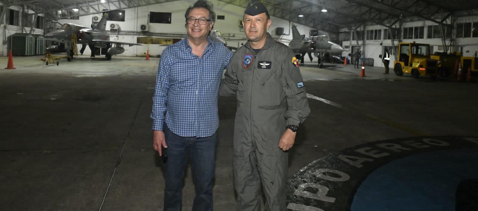 El Presidente de la República, Gustavo Petro y el Coronel Andrés Felipe Vargas Rodríguez, comandante del Grupo Aéreo del Caribe.