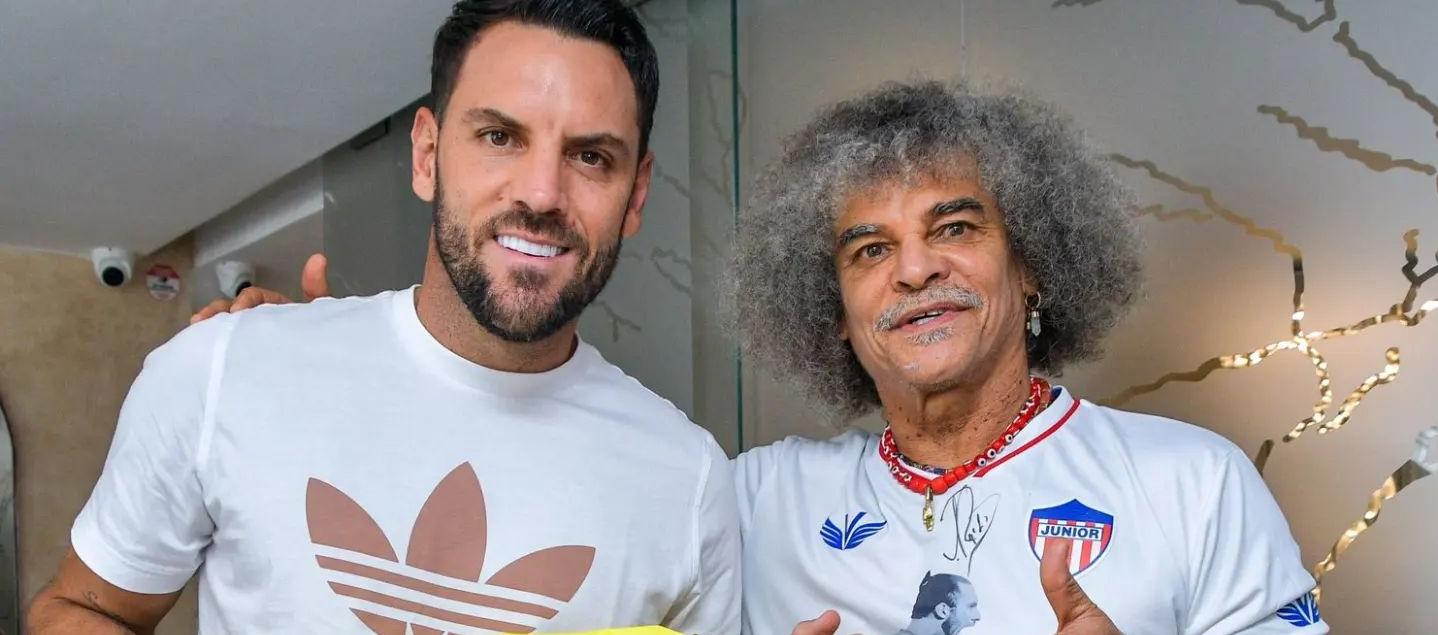 Sebastián Viera con uno de los invitados especiales a su despedida: Carlos Valderrama. 