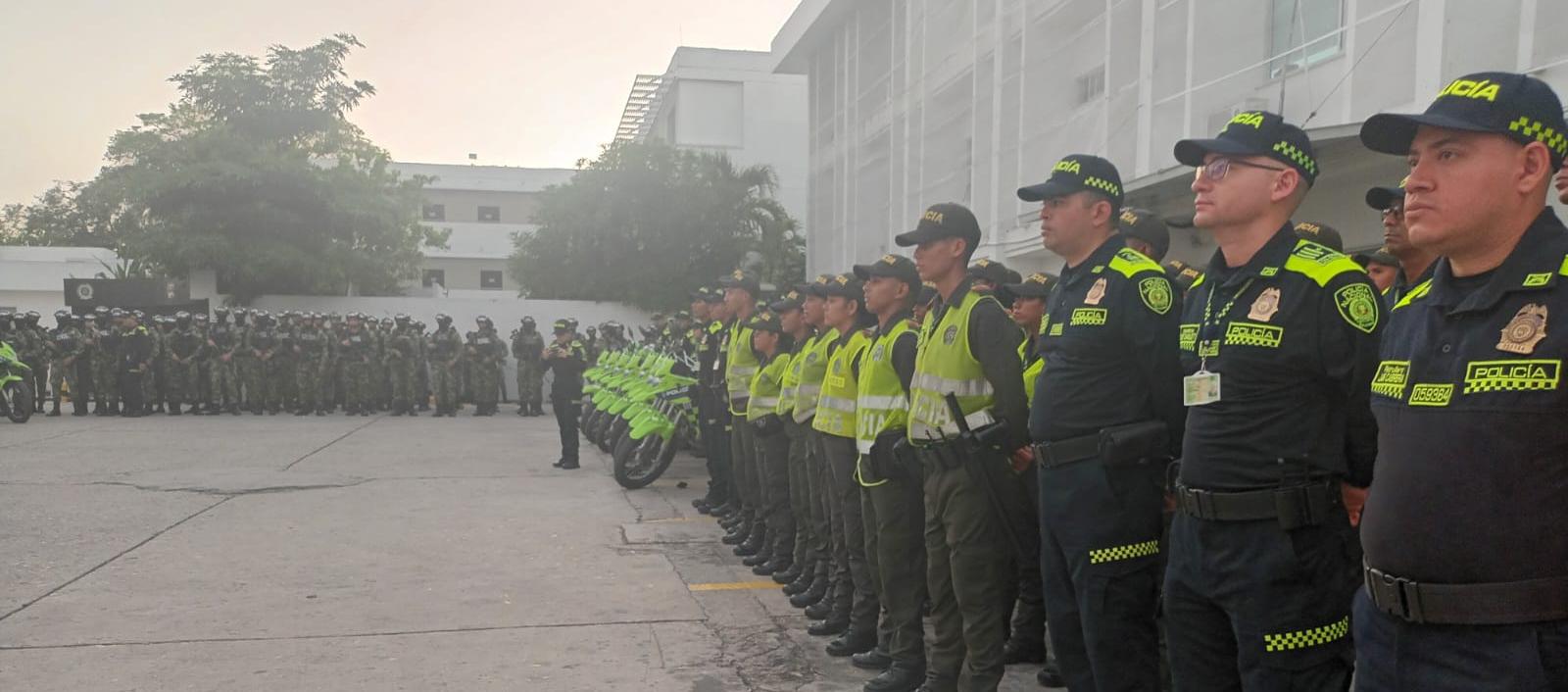 Policías listos para realizar operativos en la ciudad. 