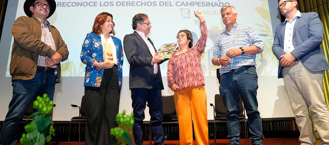 Acto de Entrega de la Constitución Política que reconoce Derechos al Campesinado, en Bogotá.