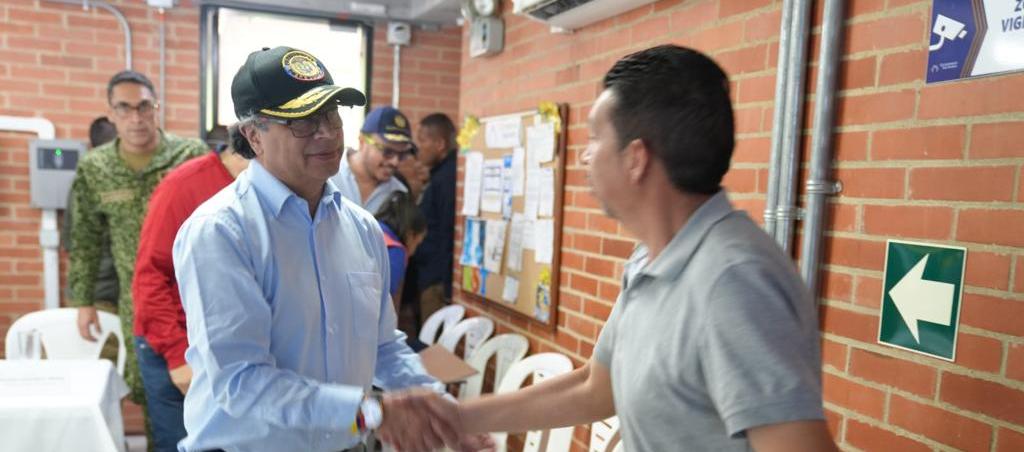 El Presidente Gustavo Petro junto a las familias afectadas.