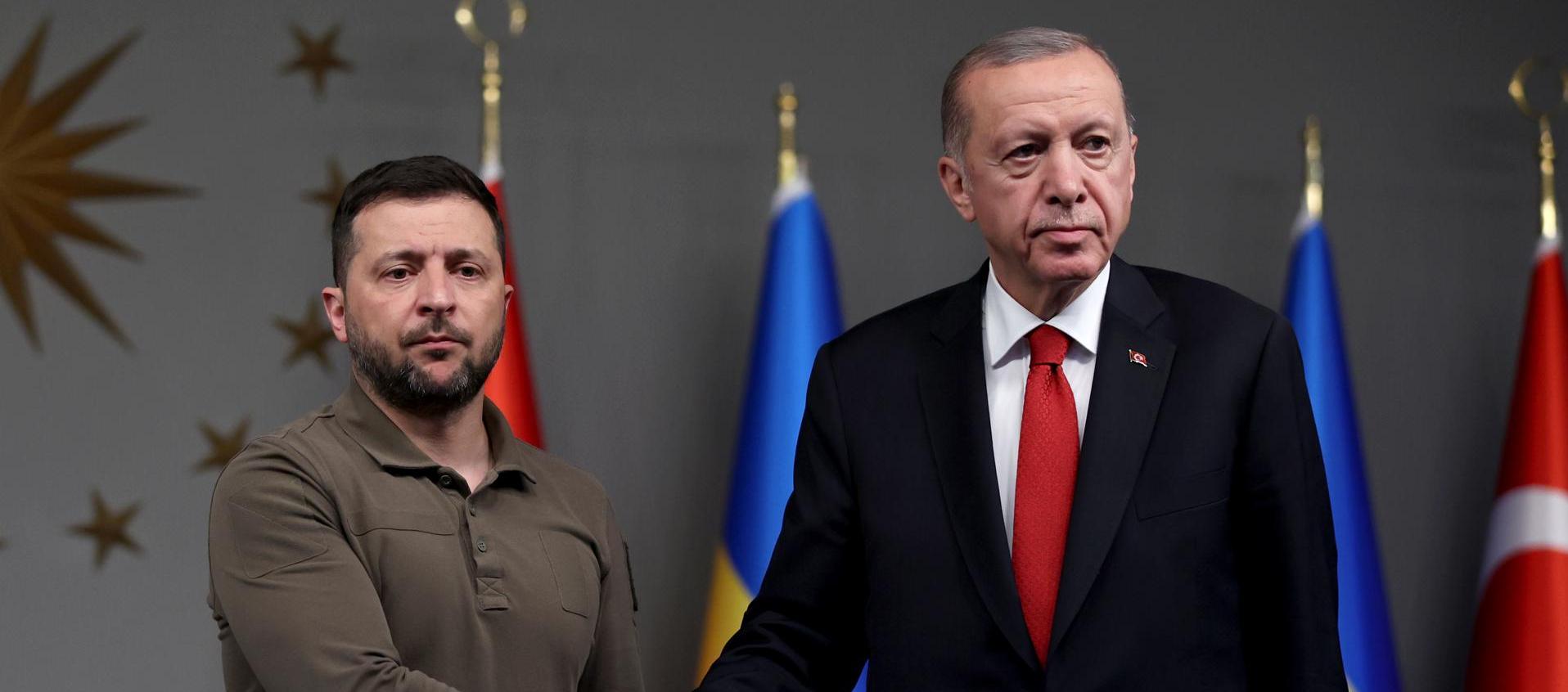 El presidente de Turquía, Recep Tayyip Erdogan (d), saluda al presidente ucraniano Volodímir Zelensky