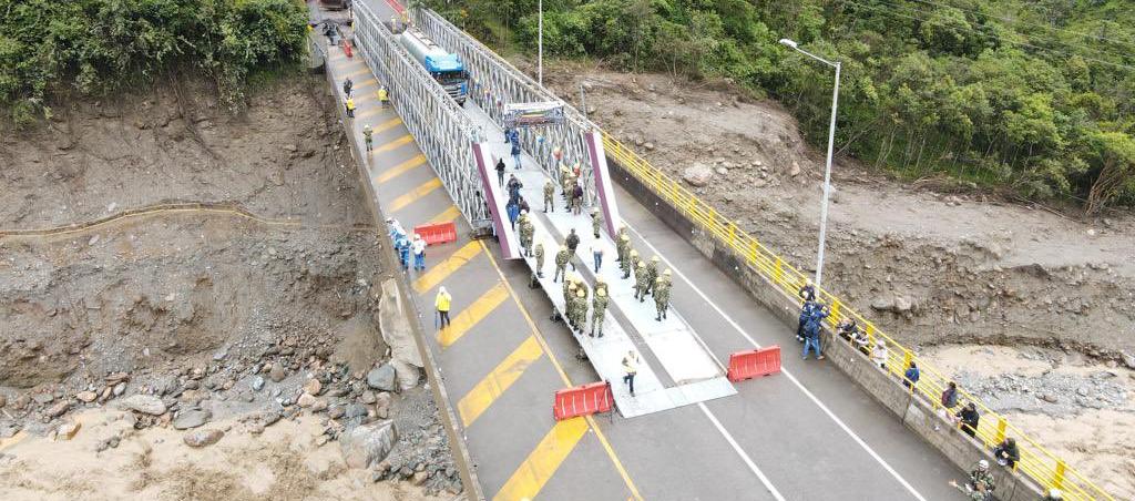 Puente militar para habilitar el paso en la vía Bogotá-Villavicencio
