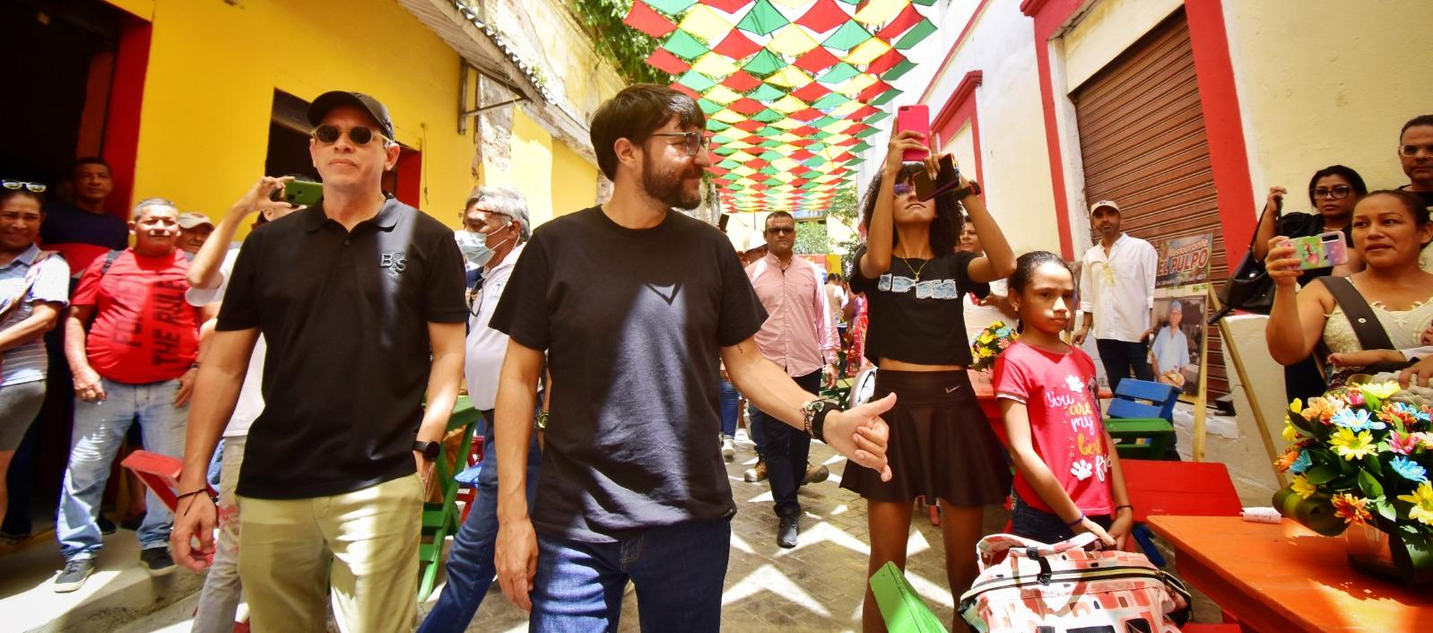 Alcalde Jaime Pumarejo visita los callejones recuperados.