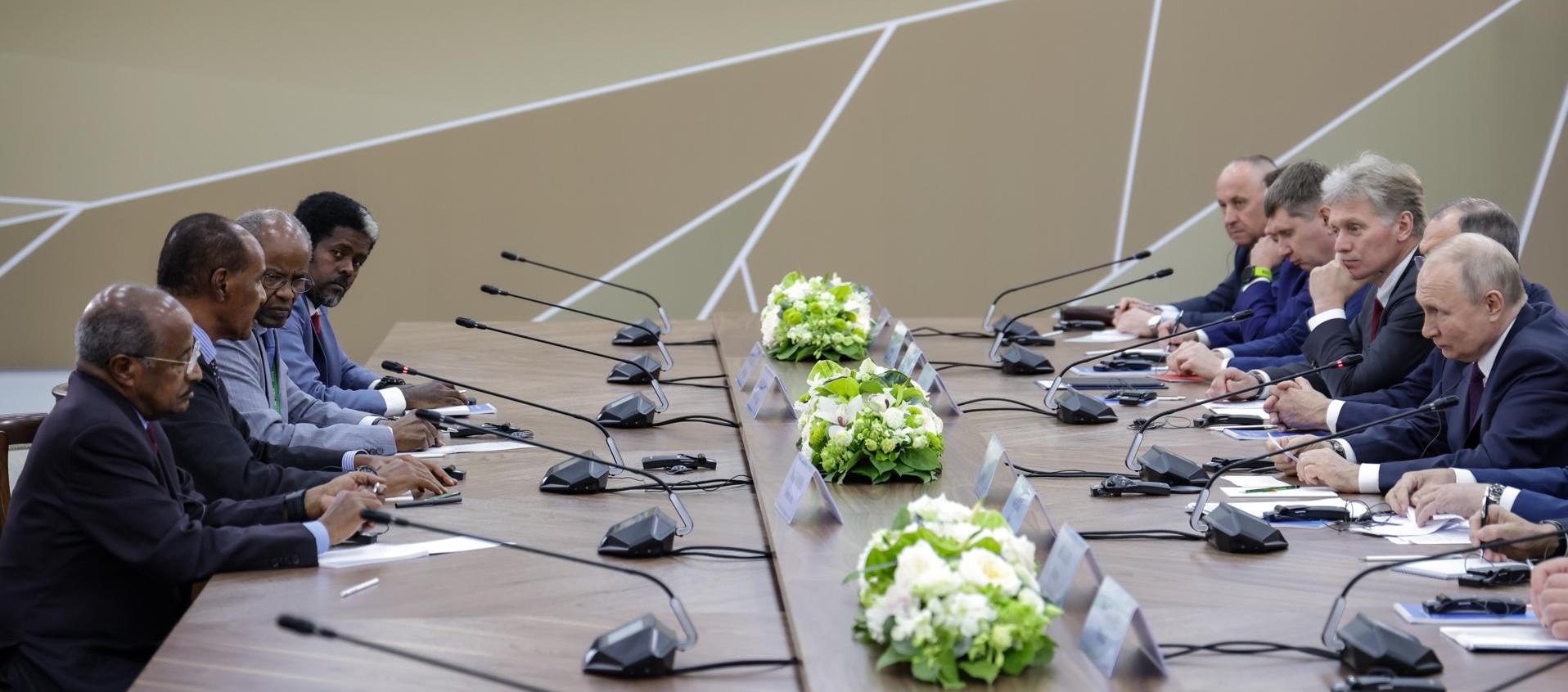 El presidente eritreo, Isaias Afewerki, (2-i) durante una reunión con su homólogo ruso, Vladimir Putin. 