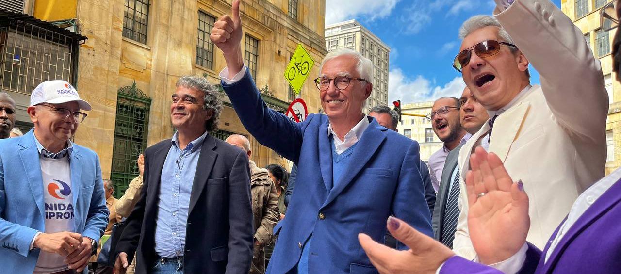 Jorge Enrique Robledo, camino a la Registraduría para su inscripción a la Alcaldía de Bogotá.