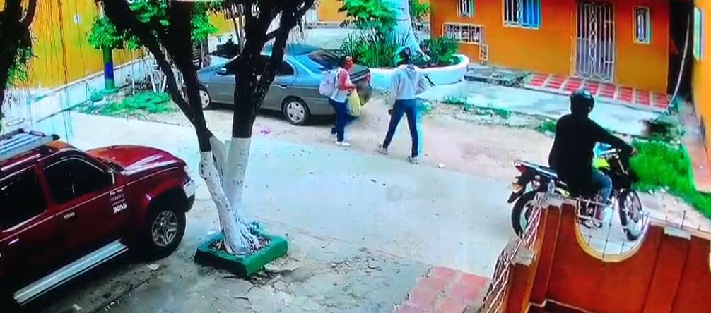 Dos sujetos en moto roban a mujer en Ciudadela 20 de julio.