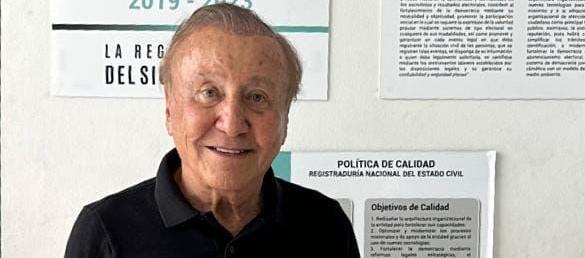 Rodolfo Hernández al inscribir su candidatura.