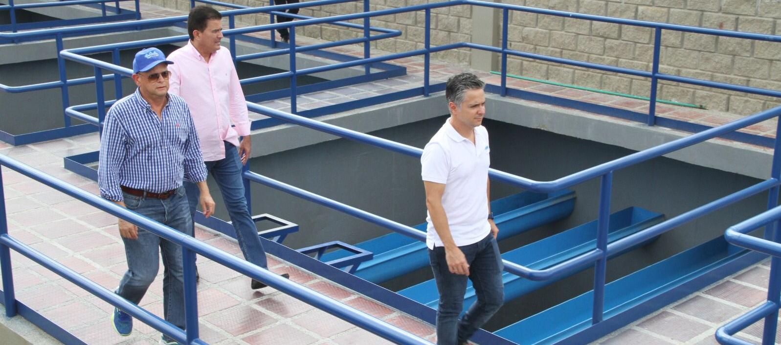 Alcalde de Soledad, Rodolfo Ucrós junto a funcionarios de Triple A.