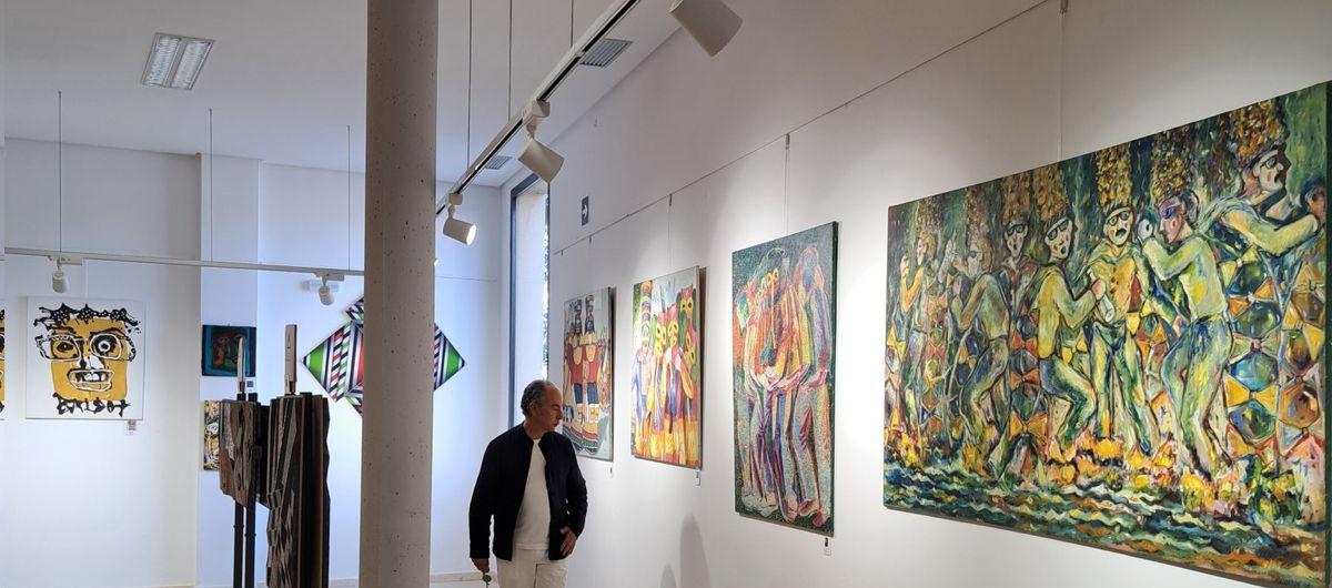 Exposición de grupos de artistas y colombianos durante la celebración del 20 de julio.