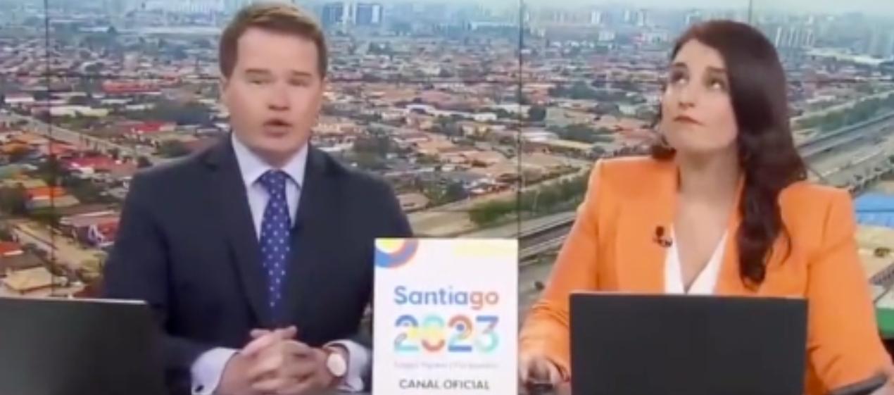 Momento en que los presentadores de un noticiero sintieron el sismo.