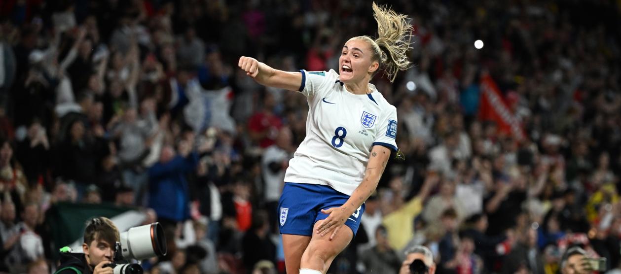 Georgia Stanway, de Estados Unidos, celebra su gol de penalti.