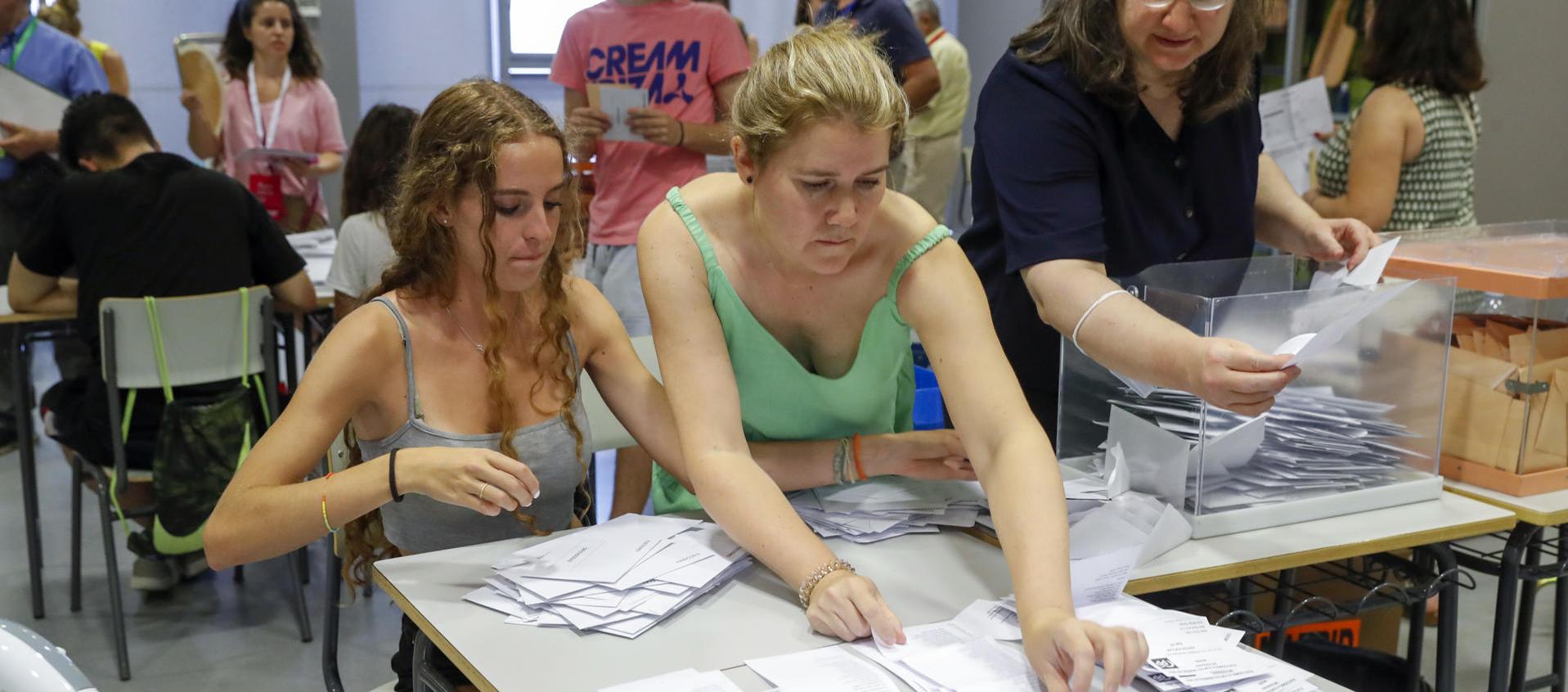 Una mesa electoral del Instituto Ortega y Gasset, en Madrid.
