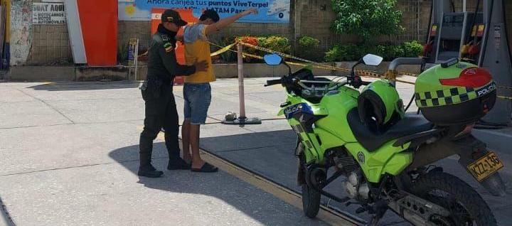 Vigilancia policial en las estaciones de combustible.
