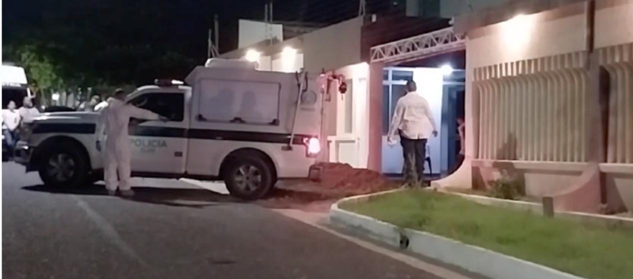 La Sijin de la Policía cuando ingresaba para la inspección de los cuerpos en Villa Campestre.