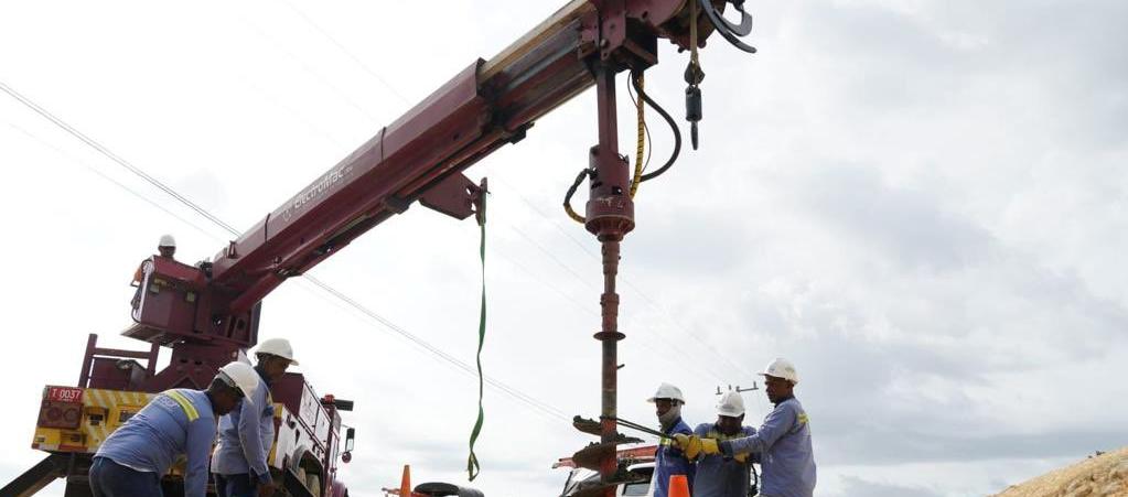 Afinia trabaja en la instalación de una estructura de 24 metros de altura