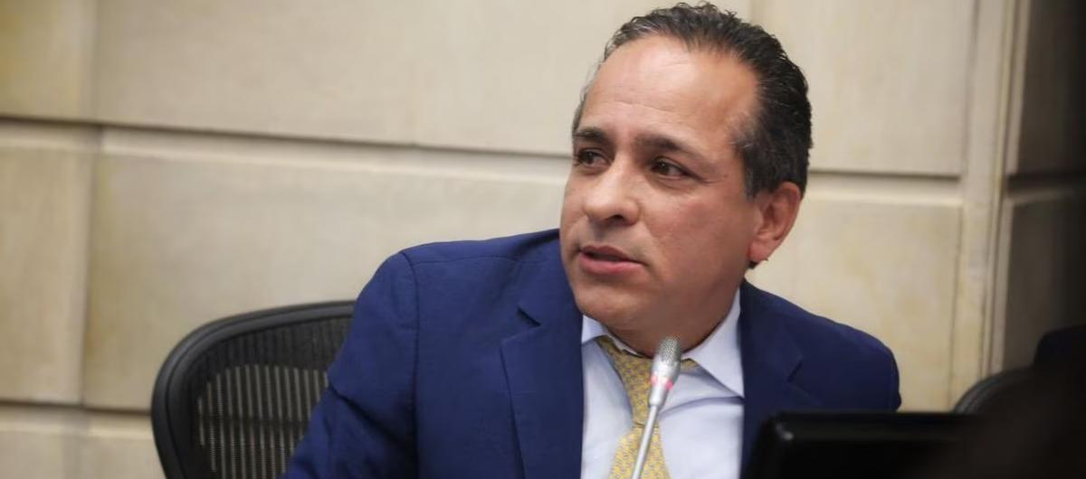 Senador Alexander López, renunció a presidencia del Polo Democrático Alternativo.