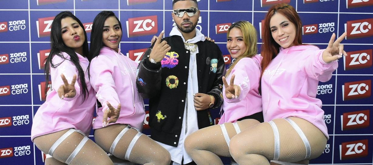 Armez junto a las bailarinas Andrea Gómez, Deysi Ibarra, Yuliana Lais Rios y María Acosta Méndez