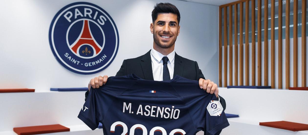 Marco Asensio con la camiseta que confirma su contrato hasta 2026 con el PSG.
