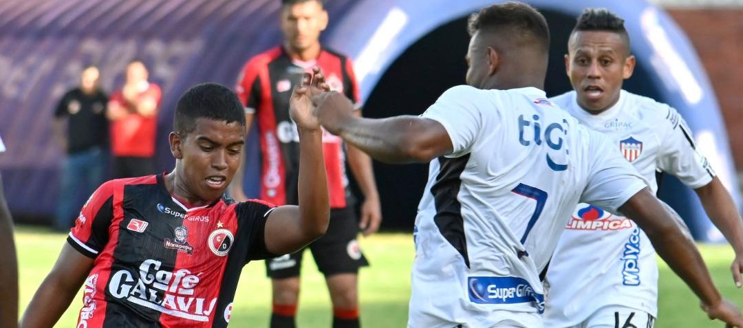 Léider Berrío disputa la posesión de la pelota con Jonathan Tapias.  