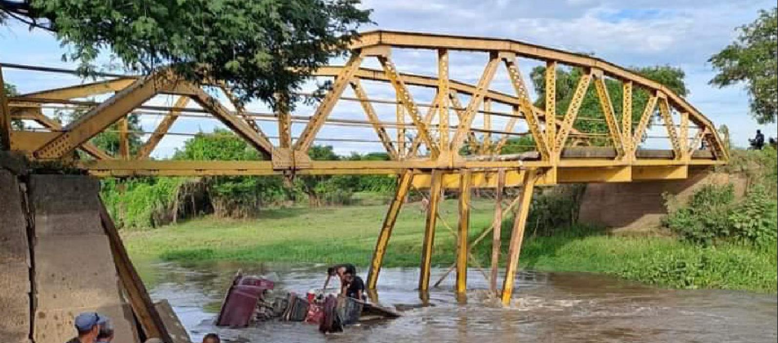 El puente que se precipitó en el Caño Michichoa.