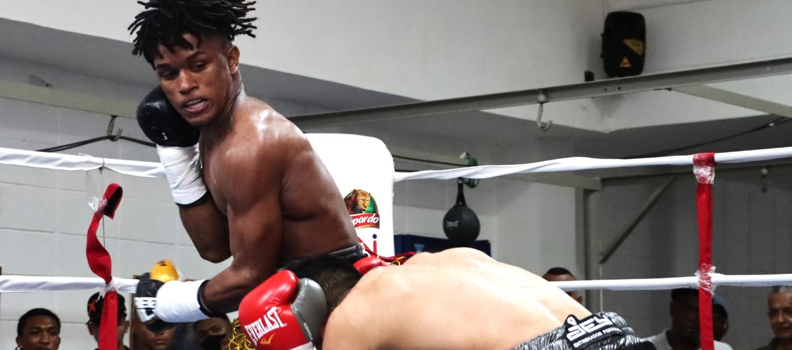 Édinson Martínez (izquierda) durante su vibrante pelea contra Isaac Arias. 