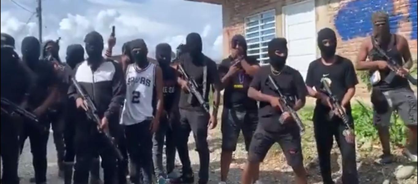 Los hombres armados y con los rostros cubiertos con capuchas de tomaron las calles de Buenaventura