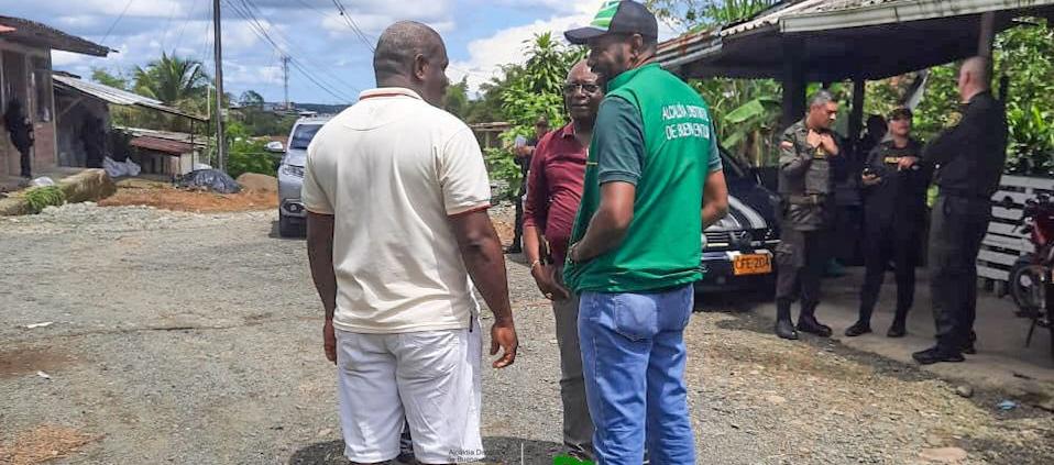  El alcalde de Buenaventura, Víctor Vidal, y el secretario de Gobierno, Arlintong Agudelo, en el sector en la que hacen presencia hombres armados.