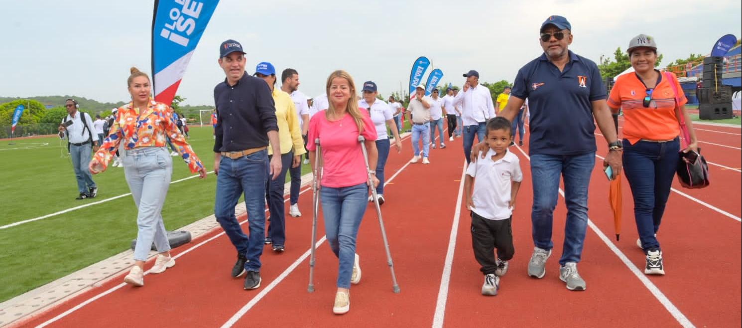 La gobernadora Elsa Noguera recorre la pista atlética en la Universidad del Atlántico sede norte