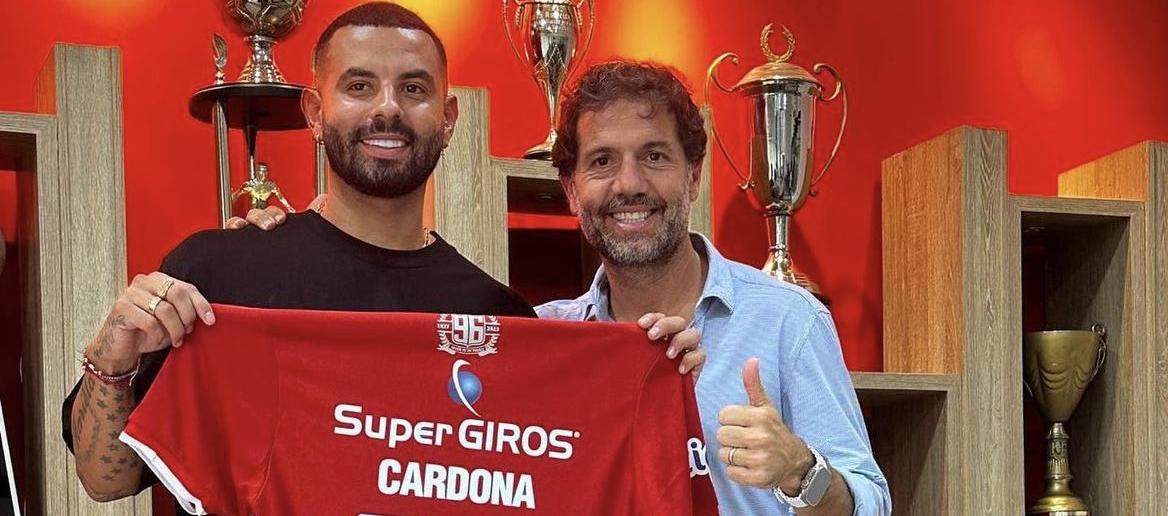 Edwin Cardona con la camiseta que lucirá en el América. Lo acompaña su representante Lucas Jaramillo.