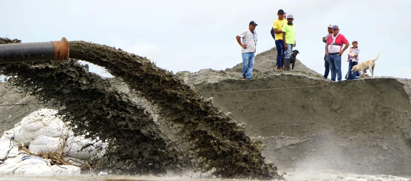 El trabajo de las dragas en el sector de 'Caregato'.